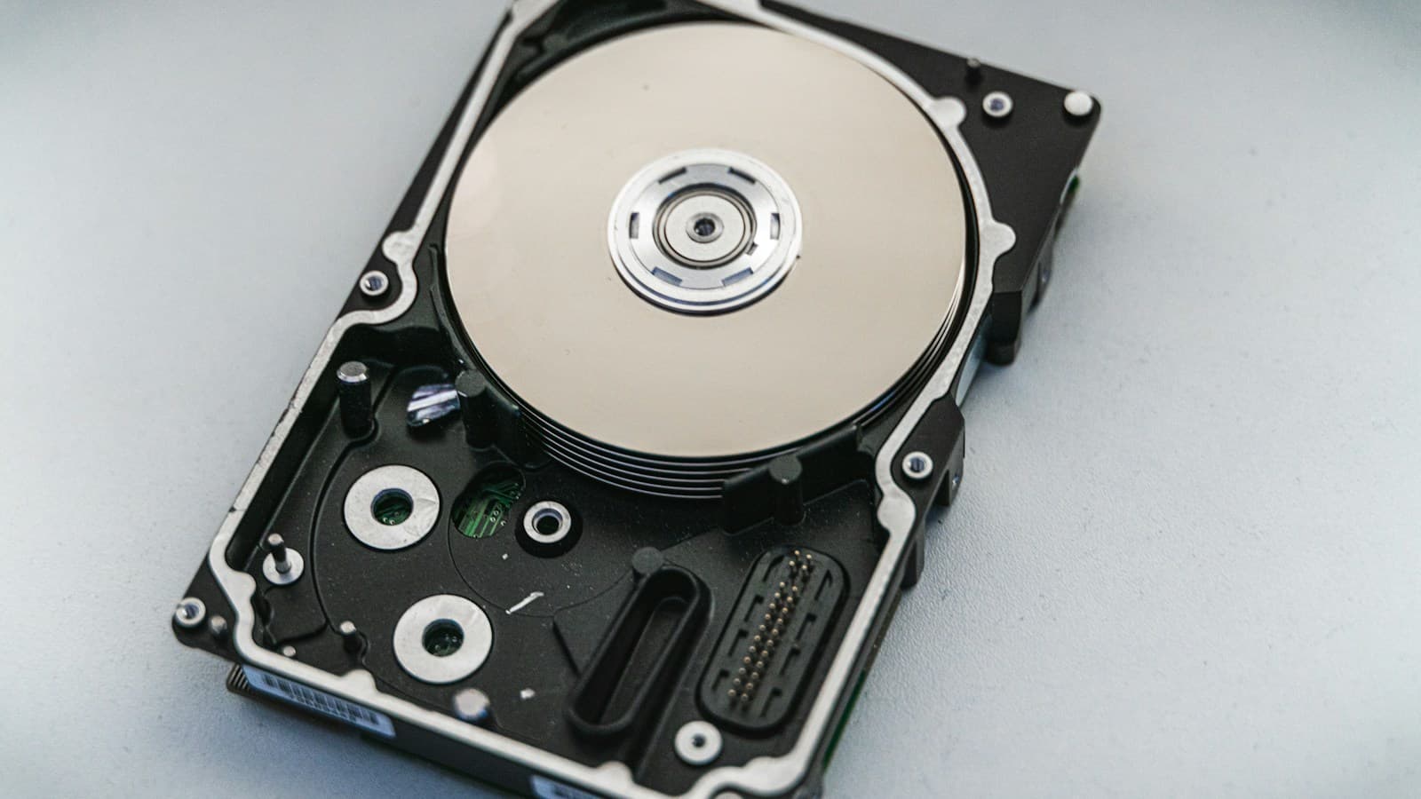 Detail otvoreného pevného disku s viditeľnými platňami