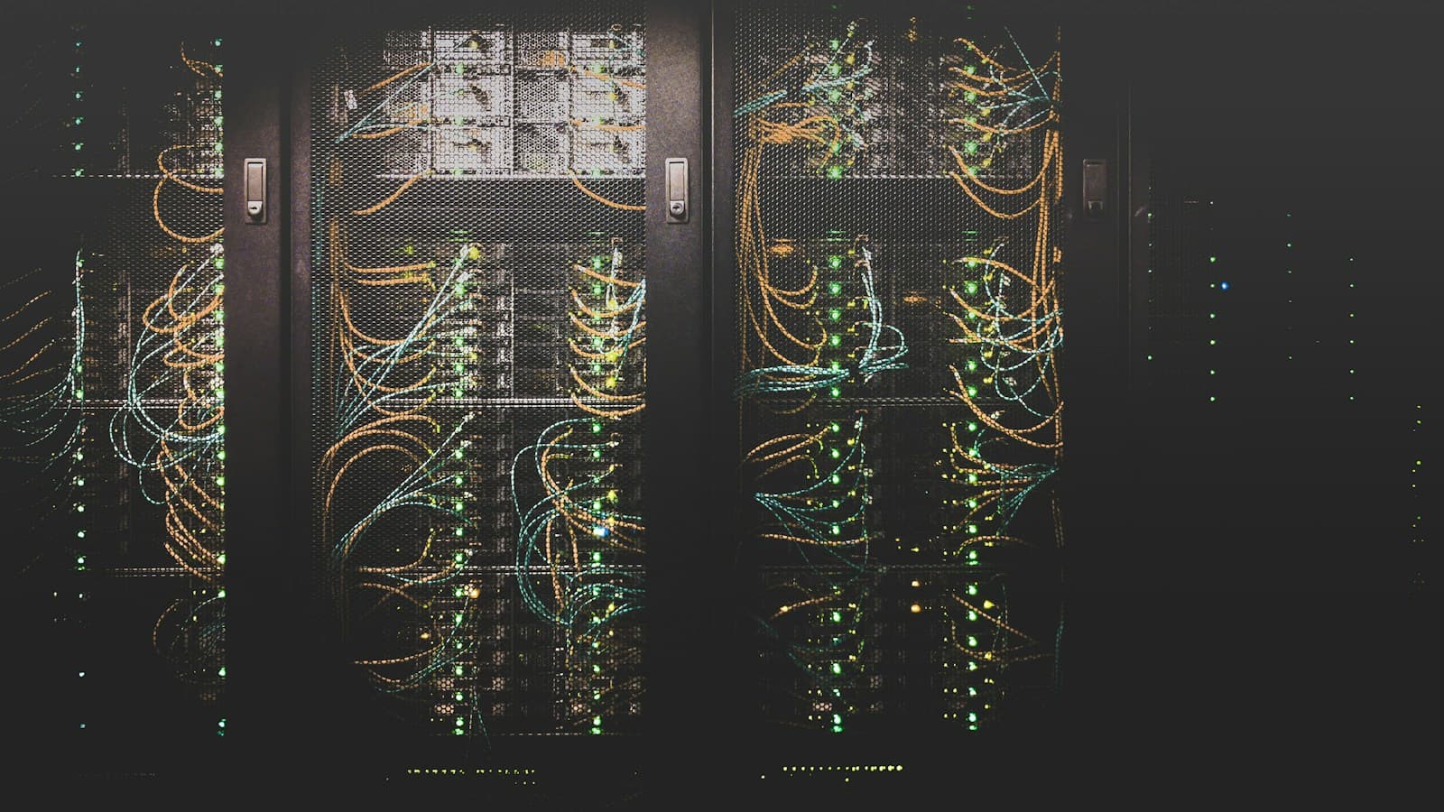 Serverracks und Netzwerkverkabelung in einem Rechenzentrum
