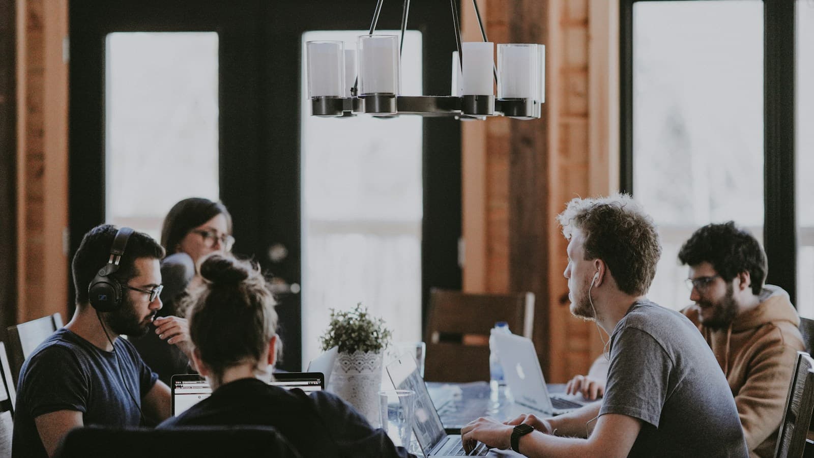 Ein Team arbeitet und diskutiert gemeinsam an einem Tisch