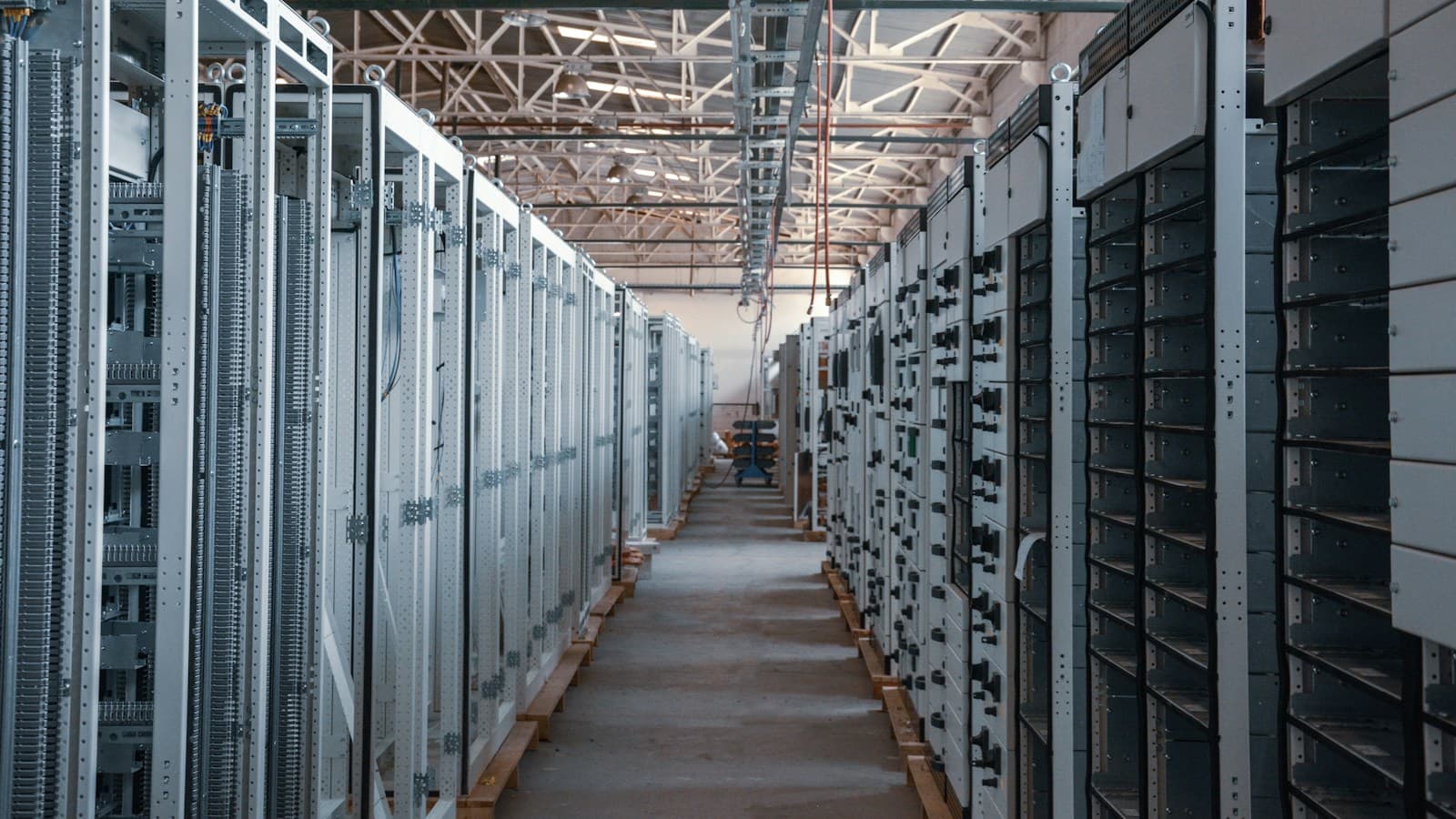 Ulička serverovne s kovovými rackmi a technickým vybavením